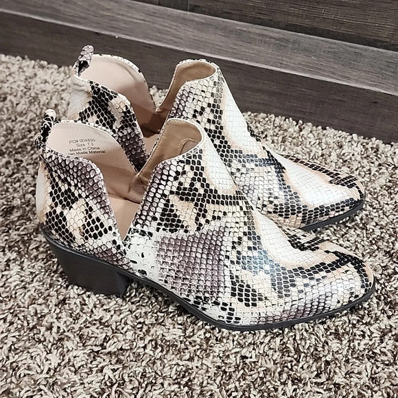 NWOT Journee Collection Lola Cut Out Ankle Bootie Snake Faux Leather 7.5 M - Picture 1 of 6